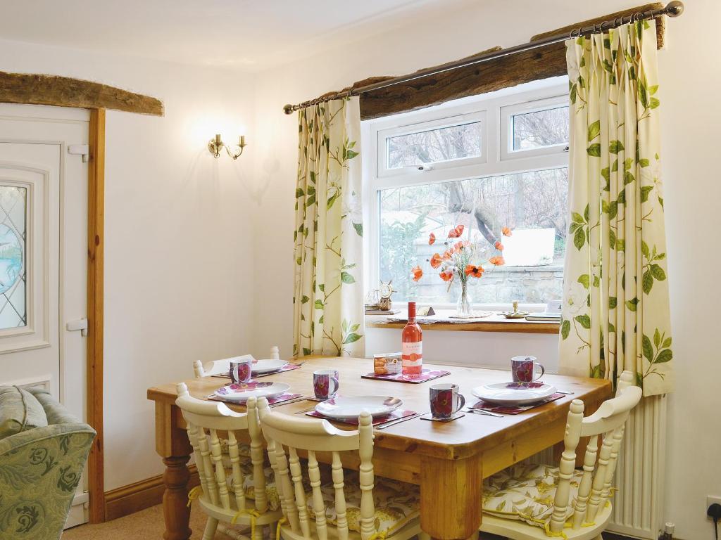 Waterstead Cottage room 2
